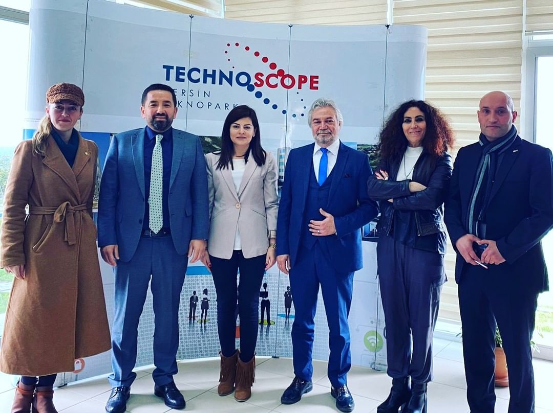 BİLSEK Genel Başkanı Ahmet Akkurt, Sanat Danışmanı Prof.Dr. Nurseren Tor , Mezitli Belediyesi Oda Tiyatrosu kurucularından Başak Karatepe ve Selçuk Durak Mersin Teknopark Genel Müdürü ihsan Gültekin’i makamında ziyaret etti.