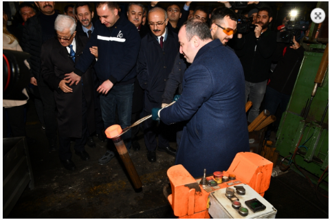 Bakan Varank, Ar-Ge Projelerini Mersin Teknopark’ta Geliştiren Firmaların Fabrikalarında Ürünlerini İnceledi.