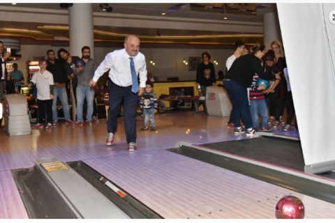 YÖNETİM KURULU BAŞKANIMIZ VALİ ÖZDEMİR ÇAKACAK, ÖZEL ÇOCUKLARLA BOWLİNG OYNADI.