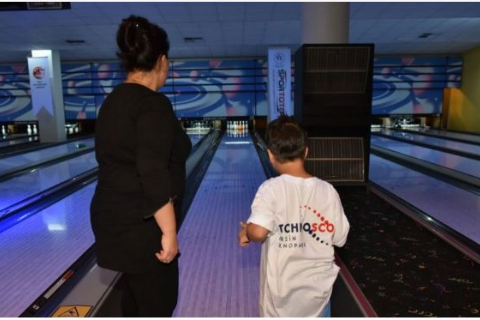 YÖNETİM KURULU BAŞKANIMIZ VALİ ÖZDEMİR ÇAKACAK, ÖZEL ÇOCUKLARLA BOWLİNG OYNADI.