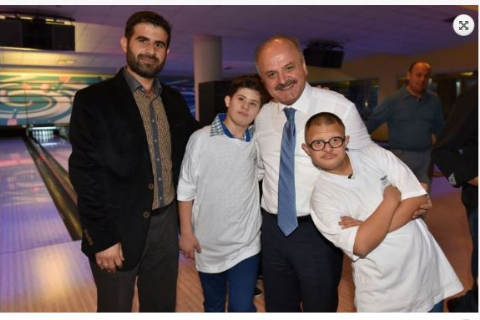 YÖNETİM KURULU BAŞKANIMIZ VALİ ÖZDEMİR ÇAKACAK, ÖZEL ÇOCUKLARLA BOWLİNG OYNADI.