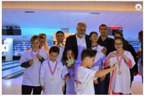 YÖNETİM KURULU BAŞKANIMIZ VALİ ÖZDEMİR ÇAKACAK, ÖZEL ÇOCUKLARLA BOWLİNG OYNADI.