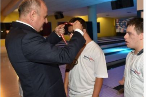 YÖNETİM KURULU BAŞKANIMIZ VALİ ÖZDEMİR ÇAKACAK, ÖZEL ÇOCUKLARLA BOWLİNG OYNADI.