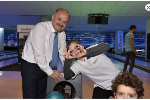 YÖNETİM KURULU BAŞKANIMIZ VALİ ÖZDEMİR ÇAKACAK, ÖZEL ÇOCUKLARLA BOWLİNG OYNADI.