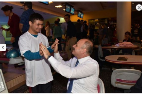 YÖNETİM KURULU BAŞKANIMIZ VALİ ÖZDEMİR ÇAKACAK, ÖZEL ÇOCUKLARLA BOWLİNG OYNADI.