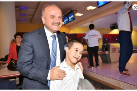 YÖNETİM KURULU BAŞKANIMIZ VALİ ÖZDEMİR ÇAKACAK, ÖZEL ÇOCUKLARLA BOWLİNG OYNADI.