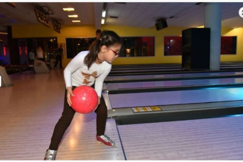 YÖNETİM KURULU BAŞKANIMIZ VALİ ÖZDEMİR ÇAKACAK, ÖZEL ÇOCUKLARLA BOWLİNG OYNADI.