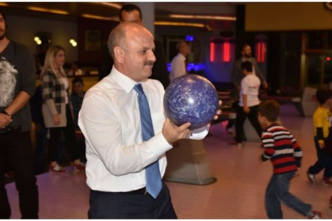 YÖNETİM KURULU BAŞKANIMIZ VALİ ÖZDEMİR ÇAKACAK, ÖZEL ÇOCUKLARLA BOWLİNG OYNADI.