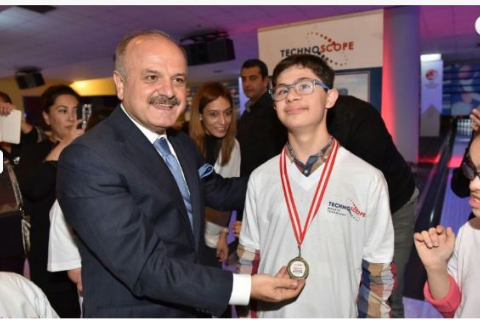 YÖNETİM KURULU BAŞKANIMIZ VALİ ÖZDEMİR ÇAKACAK, ÖZEL ÇOCUKLARLA BOWLİNG OYNADI.