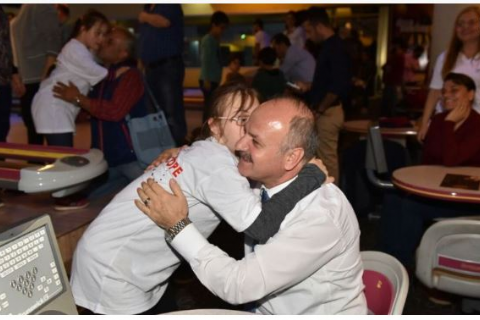 YÖNETİM KURULU BAŞKANIMIZ VALİ ÖZDEMİR ÇAKACAK, ÖZEL ÇOCUKLARLA BOWLİNG OYNADI.