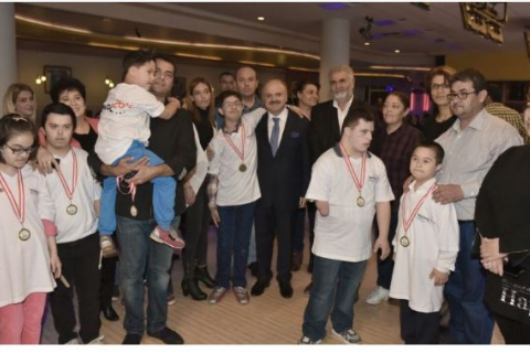 YÖNETİM KURULU BAŞKANIMIZ VALİ ÖZDEMİR ÇAKACAK, ÖZEL ÇOCUKLARLA BOWLİNG OYNADI.