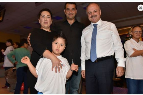 YÖNETİM KURULU BAŞKANIMIZ VALİ ÖZDEMİR ÇAKACAK, ÖZEL ÇOCUKLARLA BOWLİNG OYNADI.