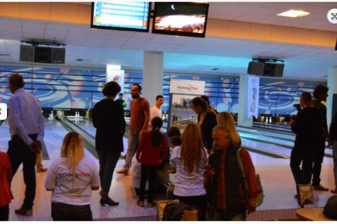 YÖNETİM KURULU BAŞKANIMIZ VALİ ÖZDEMİR ÇAKACAK, ÖZEL ÇOCUKLARLA BOWLİNG OYNADI.