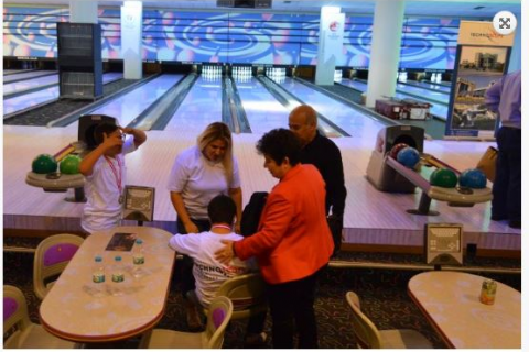 YÖNETİM KURULU BAŞKANIMIZ VALİ ÖZDEMİR ÇAKACAK, ÖZEL ÇOCUKLARLA BOWLİNG OYNADI.