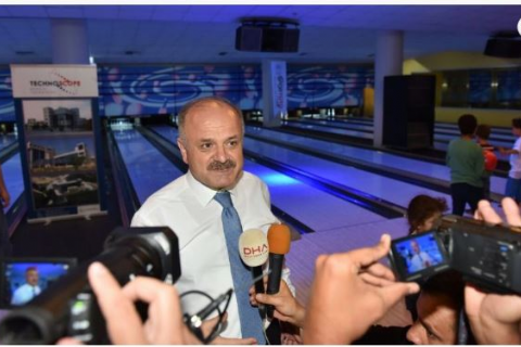 YÖNETİM KURULU BAŞKANIMIZ VALİ ÖZDEMİR ÇAKACAK, ÖZEL ÇOCUKLARLA BOWLİNG OYNADI.