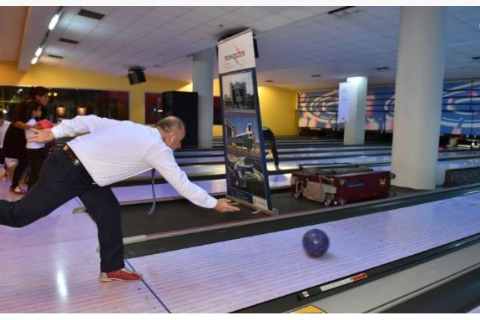 YÖNETİM KURULU BAŞKANIMIZ VALİ ÖZDEMİR ÇAKACAK, ÖZEL ÇOCUKLARLA BOWLİNG OYNADI.