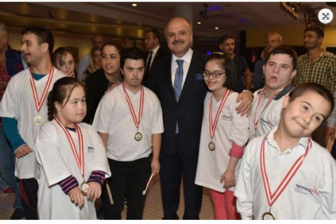 YÖNETİM KURULU BAŞKANIMIZ VALİ ÖZDEMİR ÇAKACAK, ÖZEL ÇOCUKLARLA BOWLİNG OYNADI.