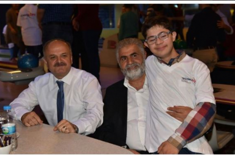 YÖNETİM KURULU BAŞKANIMIZ VALİ ÖZDEMİR ÇAKACAK, ÖZEL ÇOCUKLARLA BOWLİNG OYNADI.