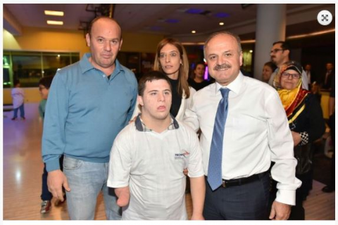 YÖNETİM KURULU BAŞKANIMIZ VALİ ÖZDEMİR ÇAKACAK, ÖZEL ÇOCUKLARLA BOWLİNG OYNADI.