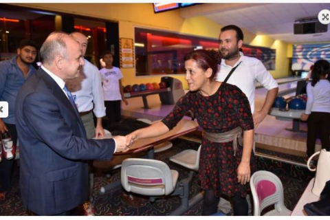 YÖNETİM KURULU BAŞKANIMIZ VALİ ÖZDEMİR ÇAKACAK, ÖZEL ÇOCUKLARLA BOWLİNG OYNADI.