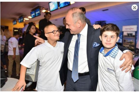 YÖNETİM KURULU BAŞKANIMIZ VALİ ÖZDEMİR ÇAKACAK, ÖZEL ÇOCUKLARLA BOWLİNG OYNADI.