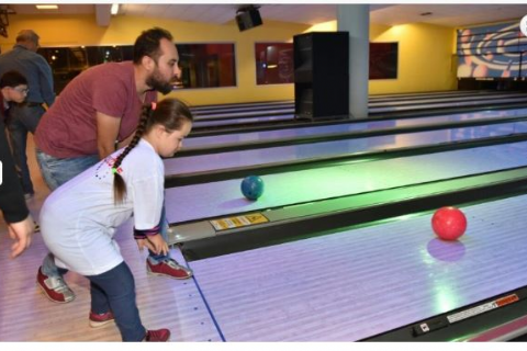 YÖNETİM KURULU BAŞKANIMIZ VALİ ÖZDEMİR ÇAKACAK, ÖZEL ÇOCUKLARLA BOWLİNG OYNADI.