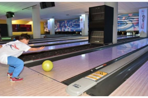 YÖNETİM KURULU BAŞKANIMIZ VALİ ÖZDEMİR ÇAKACAK, ÖZEL ÇOCUKLARLA BOWLİNG OYNADI.