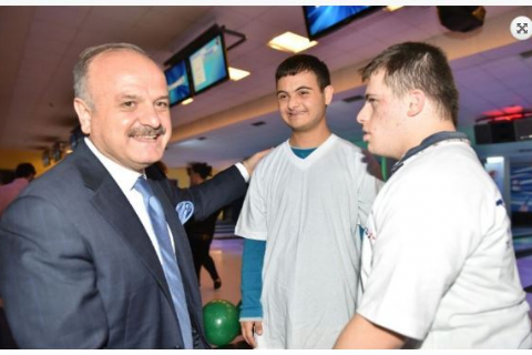 YÖNETİM KURULU BAŞKANIMIZ VALİ ÖZDEMİR ÇAKACAK, ÖZEL ÇOCUKLARLA BOWLİNG OYNADI.