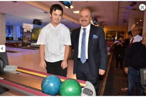 YÖNETİM KURULU BAŞKANIMIZ VALİ ÖZDEMİR ÇAKACAK, ÖZEL ÇOCUKLARLA BOWLİNG OYNADI.