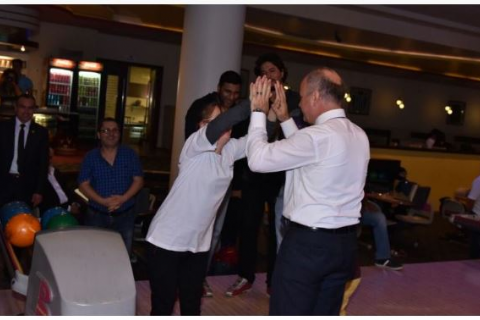 YÖNETİM KURULU BAŞKANIMIZ VALİ ÖZDEMİR ÇAKACAK, ÖZEL ÇOCUKLARLA BOWLİNG OYNADI.